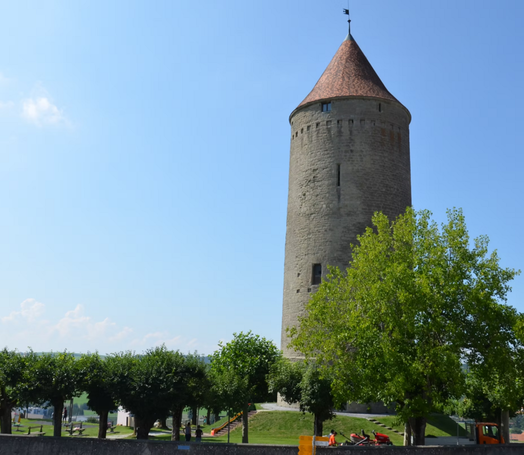 La tour de Romont sous un ciel bleu